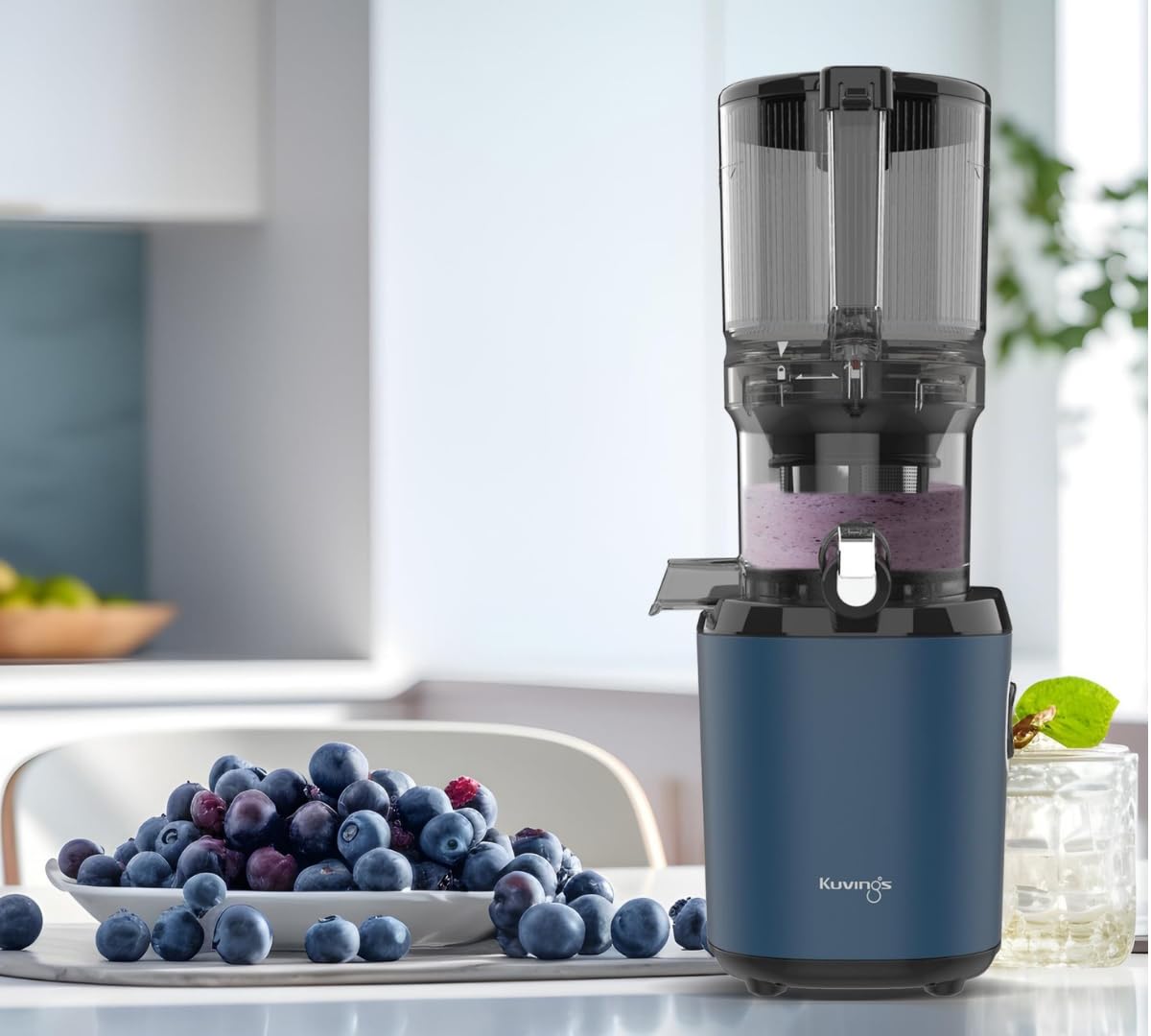 Kuvings Slow Juicer AUTO6 | Entsafter Gemüse und Obst, Elektrische Kaltpresse, Ruhiger Motor, Leicht zu Reinigen, Saft & Sorbet, 1.7L, BPA Frei, Schlankes Design, 200 Watt (Matt Navy)_KHS-650SE
